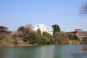 大阪大学会館と中山池
